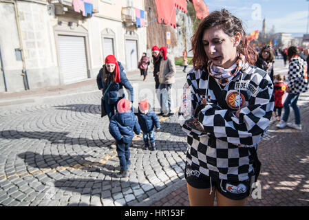 Ivrea, Piémont, Italie. Feb 26, 2017. Ivrea, Italy-February 26, 2017 : la traditionnelle bataille des oranges au cours de l'Ivrée Carnaval à Ivrea, près de Turin, Italie Crédit : Stefano Guidi/ZUMA/Alamy Fil Live News Banque D'Images