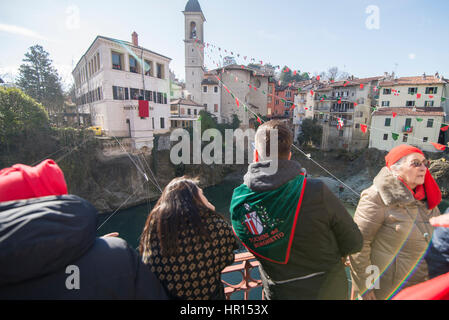 Ivrea, Piémont, Italie. Feb 26, 2017. Ivrea, Italy-February 26, 2017 : la traditionnelle bataille des oranges au cours de l'Ivrée Carnaval à Ivrea, près de Turin, Italie Crédit : Stefano Guidi/ZUMA/Alamy Fil Live News Banque D'Images