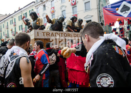 Ivrea, Piémont, Italie. Feb 26, 2017. Ivrea, Italy-February 26, 2017 : la traditionnelle bataille des oranges au cours de l'Ivrée Carnaval à Ivrea, près de Turin, Italie Crédit : Stefano Guidi/ZUMA/Alamy Fil Live News Banque D'Images