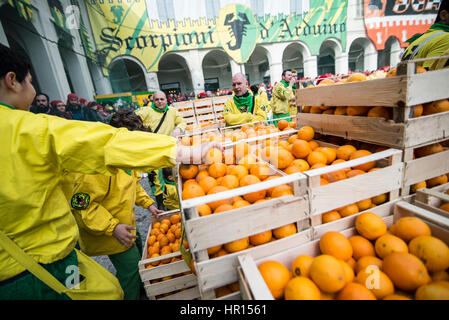 Ivrea, Piémont, Italie. Feb 26, 2017. Ivrea, Italy-February 26, 2017 : la traditionnelle bataille des oranges au cours de l'Ivrée Carnaval à Ivrea, près de Turin, Italie Crédit : Stefano Guidi/ZUMA/Alamy Fil Live News Banque D'Images