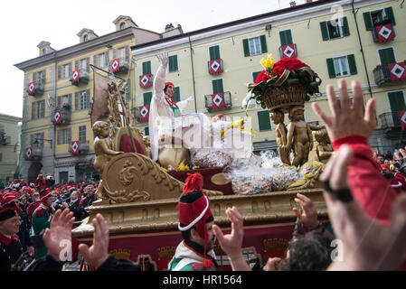 Ivrea, Piémont, Italie. Feb 26, 2017. Ivrea, Italy-February 26, 2017 : la traditionnelle bataille des oranges au cours de l'Ivrée Carnaval à Ivrea, près de Turin, Italie Crédit : Stefano Guidi/ZUMA/Alamy Fil Live News Banque D'Images