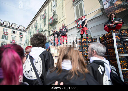 Ivrea, Piémont, Italie. Feb 26, 2017. Ivrea, Italy-February 26, 2017 : la traditionnelle bataille des oranges au cours de l'Ivrée Carnaval à Ivrea, près de Turin, Italie Crédit : Stefano Guidi/ZUMA/Alamy Fil Live News Banque D'Images