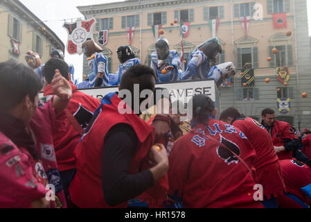 Ivrea, Piémont, Italie. Feb 26, 2017. Ivrea, Italy-February 26, 2017 : la traditionnelle bataille des oranges au cours de l'Ivrée Carnaval à Ivrea, près de Turin, Italie Crédit : Stefano Guidi/ZUMA/Alamy Fil Live News Banque D'Images