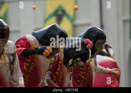 Ivrea, Piémont, Italie. Feb 26, 2017. Ivrea, Italy-February 26, 2017 : la traditionnelle bataille des oranges au cours de l'Ivrée Carnaval à Ivrea, près de Turin, Italie Crédit : Stefano Guidi/ZUMA/Alamy Fil Live News Banque D'Images