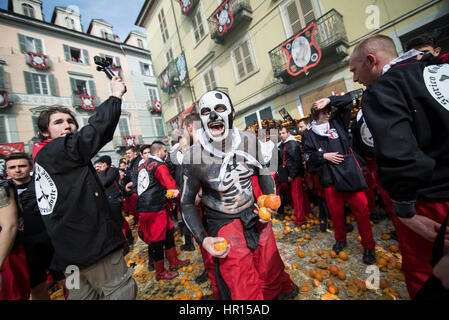 Ivrea, Piémont, Italie. Feb 26, 2017. Ivrea, Italy-February 26, 2017 : la traditionnelle bataille des oranges au cours de l'Ivrée Carnaval à Ivrea, près de Turin, Italie Crédit : Stefano Guidi/ZUMA/Alamy Fil Live News Banque D'Images