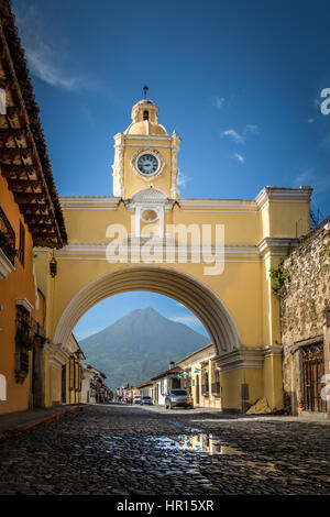 Arc de Santa Catalina et Volcan de Agua - Antigua, Guatemala Banque D'Images