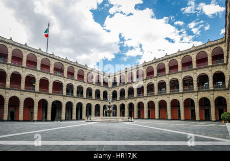 Palacio Nacional (Palais National) Fontaine - Mexico, Mexique Banque D'Images