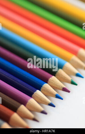 La ligne diagonale de crayons de couleur close up Banque D'Images