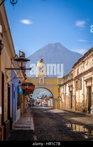 Arc de Santa Catalina et Volcan de Agua - Antigua, Guatemala Banque D'Images