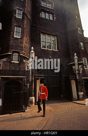 ST JAMEN'S PALACE QUEEN'S GUARD, ST JAMEN'S PALACE, LONDRES, 1972 Banque D'Images