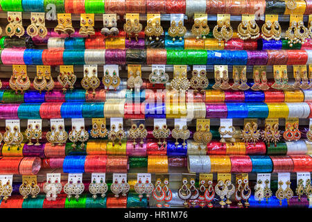 Bracelets, boucles d'indiens colorés et des bijoux sur l'affichage Banque D'Images