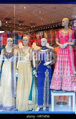 Shop display avec manneqins en robes asiatiques et saris Banque D'Images