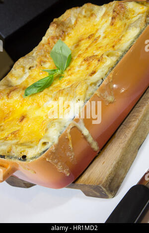 Lasagne de boeuf italien fraîchement cuits. Banque D'Images