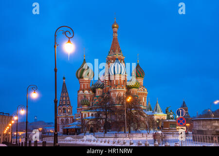 La tombée de la vue sur la cathédrale de basilics en hiver, place Rouge, Moscou, Russie Banque D'Images