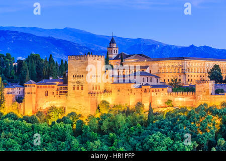 Alhambra de Grenade, Espagne. Forteresse de l'Alhambra au crépuscule. Banque D'Images