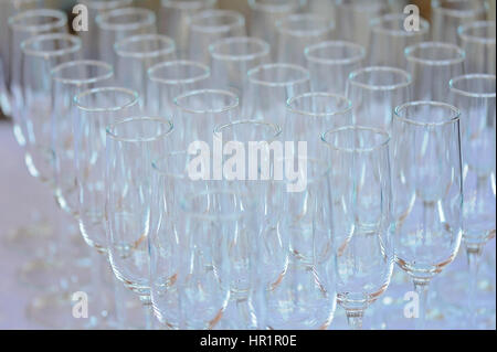 De nombreux verres vides sur une table, gros plan Banque D'Images