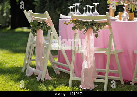 Décorées avec des chaises blanches en bois Banque D'Images