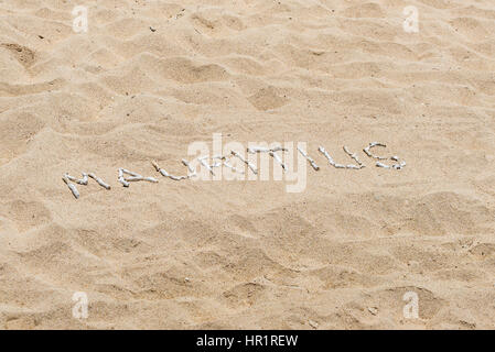Maurice inscription dans le sable bordée de corail. Photo Gros plan d'inscription sur le sable. Banque D'Images