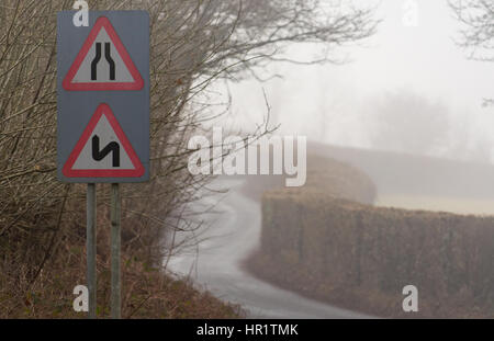 Route Narrows et double coudes, première à gauche, sur une route dans le pays de Galles avec la lumière de brouillard d'hiver. Près de la succession de William Henri Gebhard (1827-1905) dans le parc national de Brecon Banque D'Images