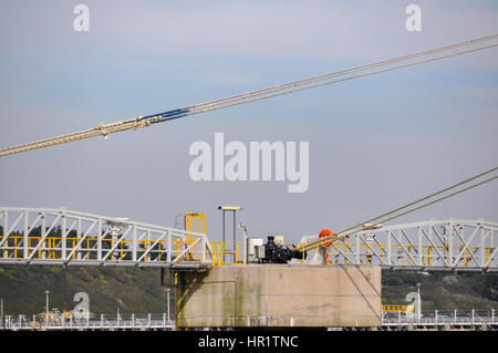 Les amarres d'un méthanier amarré à South Hook LNG terminal. Banque D'Images