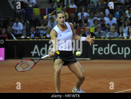 CLUJ-NAPOCA, Roumanie - 16 avril 2016 : joueuse de tennis allemande Andrea Petkovic joue contre : Simona durant un match de Fed Cup dans la Coupe du Monde Play-Of Banque D'Images