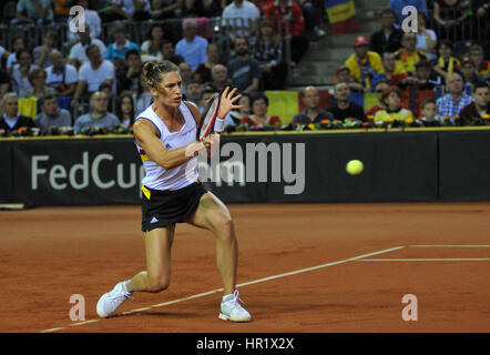 CLUJ-NAPOCA, Roumanie - 16 avril 2016 : joueuse de tennis allemande Andrea Petkovic joue contre : Simona durant un match de Fed Cup dans la Coupe du Monde Play-Of Banque D'Images