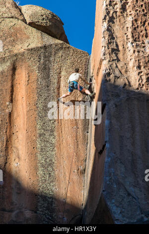 Jeune homme ; escalade Canyon Penitente ; Colorado, USA Banque D'Images