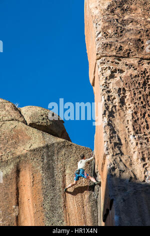 Jeune homme ; escalade Canyon Penitente ; Colorado, USA Banque D'Images