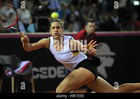 CLUJ-NAPOCA, Roumanie - 16 avril 2016 : joueuse de tennis allemande Andrea Petkovic joue contre : Simona durant un match de Fed Cup dans la Coupe du Monde Play-Of Banque D'Images