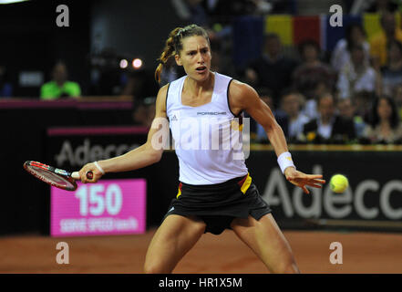 CLUJ-NAPOCA, Roumanie - 16 avril 2016 : joueuse de tennis allemande Andrea Petkovic joue contre : Simona durant un match de Fed Cup dans la Coupe du Monde Play-Of Banque D'Images