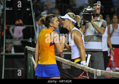 CLUJ-NAPOCA, Roumanie - 17 avril 2016 : joueuse de tennis allemande Angelique Kerber remporte la Fed Cup Tennis match contre les play-offs : Simona de Roumanie Banque D'Images