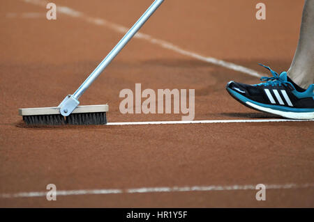 Outil balai pour l'entretien de la cour de tennis en terre battue Banque D'Images