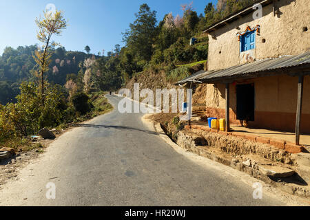 Maison située sur la route de monastère Thrangu Tashi Yangtse Namo Buddha, au Népal - Banque D'Images