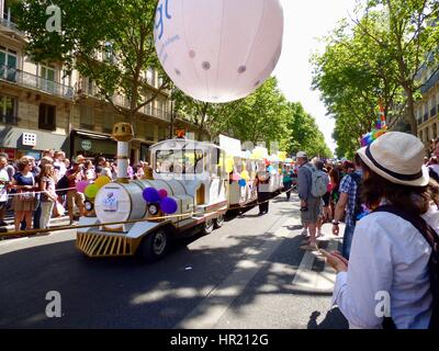 Paris Gay Pride Parade 2015, Marche des Fiertés. Association des Parents Gays et Lesbiennes train touristique 'float' rempli de familles. Paris, France. Banque D'Images