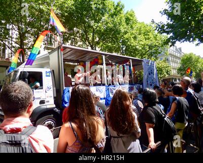 Marche des Fiertés 2015 Paris, Pride Parade, camion-style flotter et regarder la foule, Boulevard Saint-Michel, Paris, France Banque D'Images