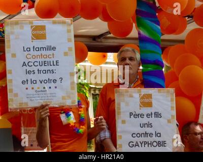 'Contact' organisation de soutien pour les familles flottent dans Paris Pride Parade 2015, Marche des Fiertés. Paris, France. Banque D'Images