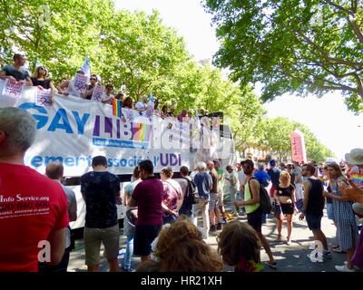 GAYLIB float, Paris Pride Parade 2015. Marche des Fiertés. Les participants détiennent symptômes au cours de moment de silence pour ceux qui sont morts du VIH/SIDA. Paris. Banque D'Images