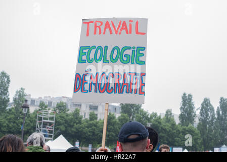 Réunion électorale de Jean-Luc Mélenchon Place Stalingrad à Paris, en présence de la délégation de l'insoumis .es de toute la France. Banque D'Images