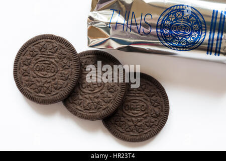 Trois nouveaux biscuits Oreo amincit wafer original avec aluminium retiré de box set sur fond blanc Banque D'Images