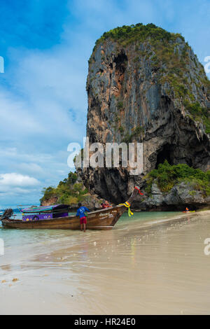 Bateau Longtail près d'un rocher sur Phra Nang Beach à Krabi, Thaïlande Banque D'Images