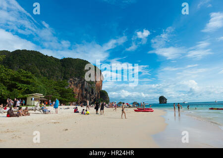 Vue panoramique sur Phra Nang Beach par un beau jour de Krabi, Thaïlande Banque D'Images