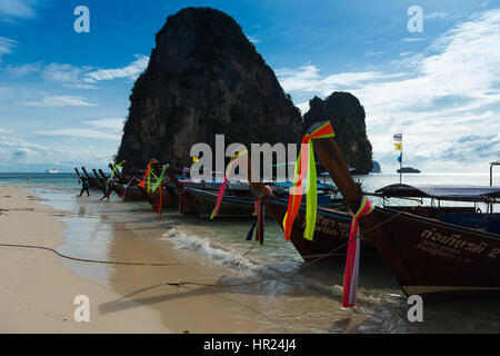 Longtail Tour bateaux près de Ko Rang Nok sur Phra Nang dans la province de Krabi, Thaïlande Banque D'Images