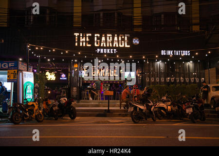 Garage bar signer la nuit à Karon Beach, Phuket, Thaïlande Banque D'Images