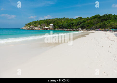 Magnifique plage de sable blanc en Patok bay de Raya Island, Thaïlande Banque D'Images