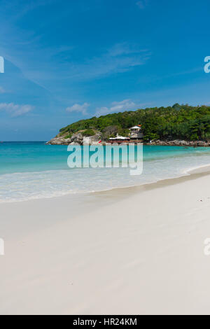 Ligne de surf sur sable blanc, près de l'île idyllique Raya Phuket, Thaïlande Banque D'Images