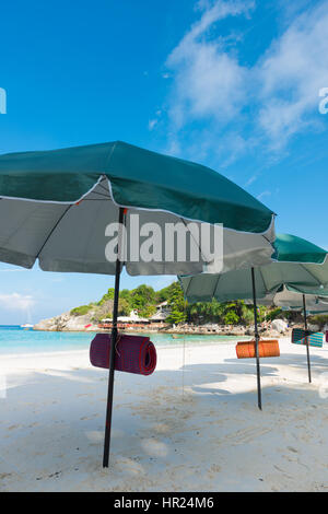 Ouvrir les parasols en escapade idyllique, Raya Island, Thaïlande Banque D'Images