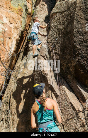 Jeune couple de l'escalade, canyon, Colorado ; Penitente-NOUS Banque D'Images