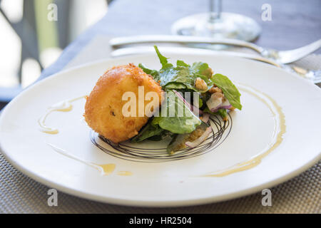 Crumbed Chevre Chèvre, figue, noix et roquette préserver à La Petite Ferme, Franschhoek, Cape Winelands, Afrique du Sud Banque D'Images