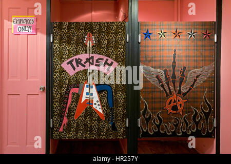 Les vestiaires à l'intérieur de la corbeille et alternative de vaudeville boutique de mode dans l'East Village, New York City. Banque D'Images