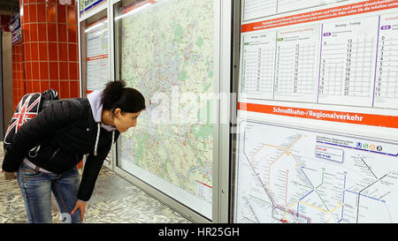 Hambourg, Allemagne - 10 octobre, 2016 : métro métro underground tube map sur gare. L'utilisation touristique transports publics sous Banque D'Images